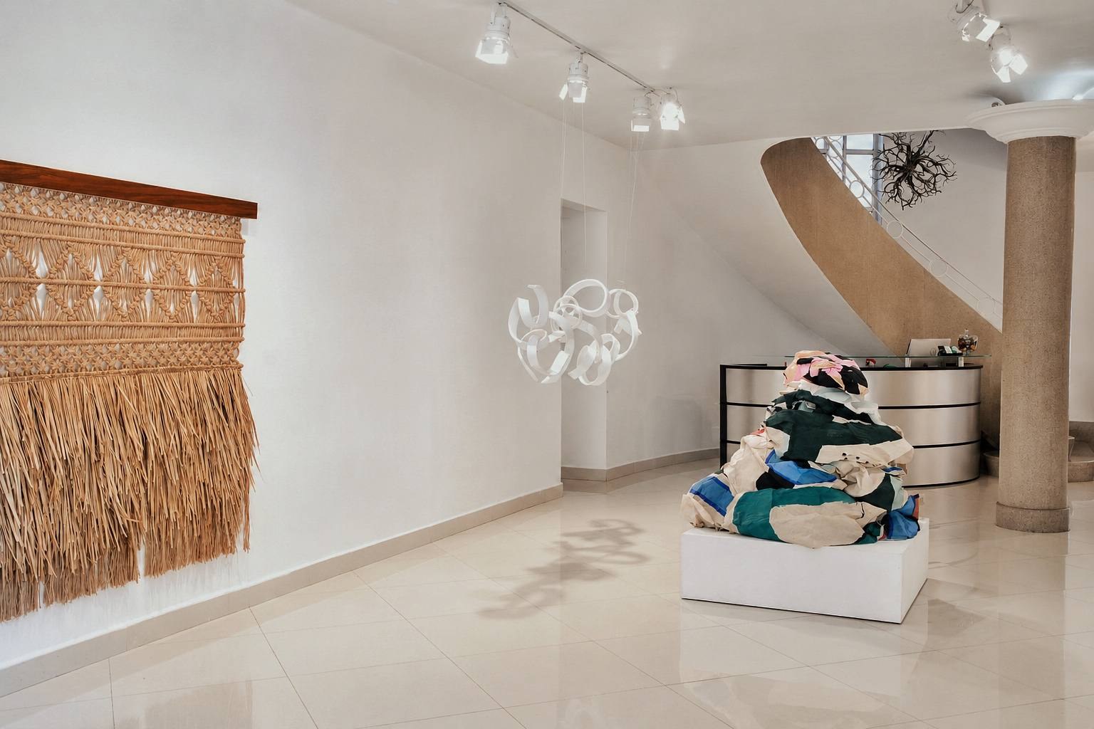 Vista de sala de la exposición Resonancias, Galería Málaga (2)
