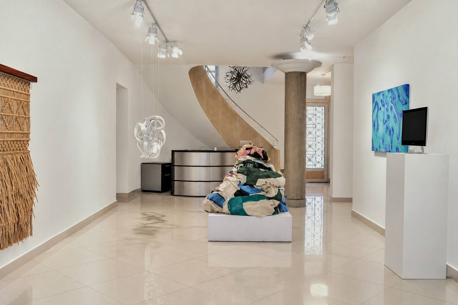 Vista de sala de la exposición Resonancias, Galería Málaga (3)