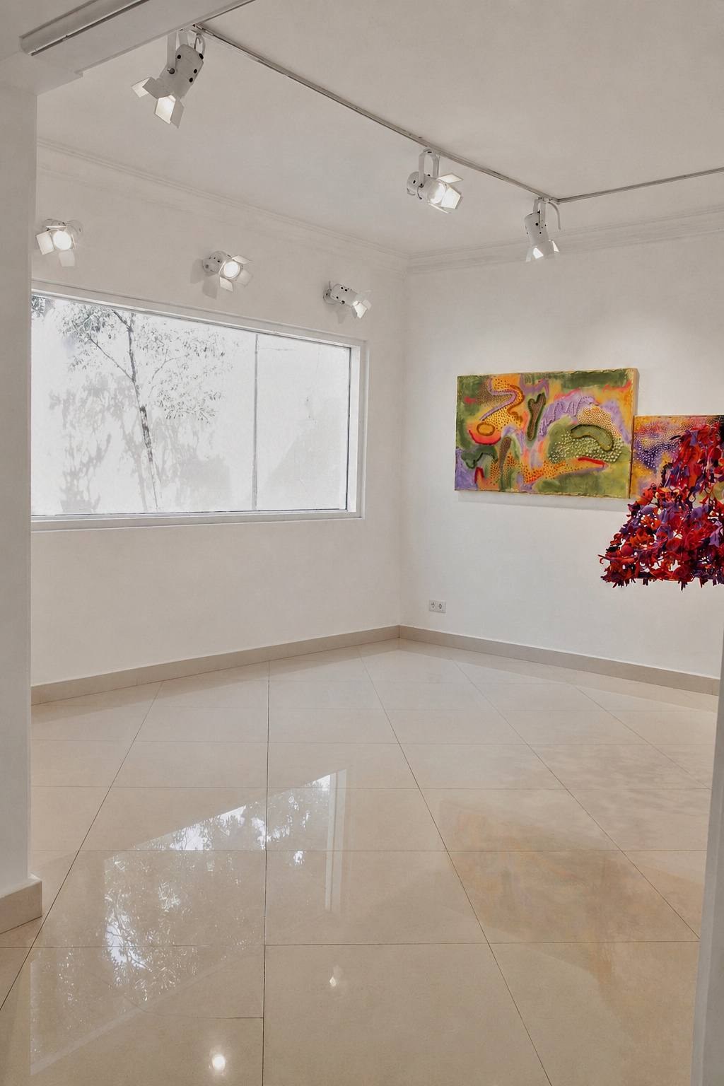 Vista de sala de la exposición Resonancias, Galería Málaga (6)